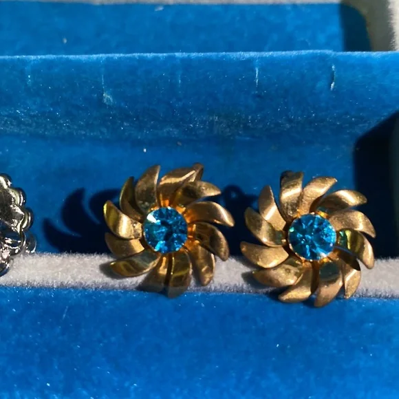 ANTIQUE EARRINGS. SET OF 2 screw on earrings. Brilliant blue stones. - Picture 2 of 9